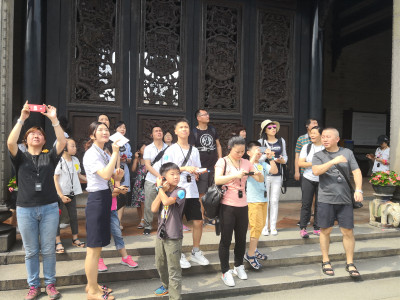 博物馆工作人员为亲子家庭解说陈家祠建筑.jpg