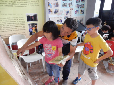 邵成村大师手把手教孩子们体验灰塑工艺.JPG