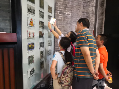 参与者体验数字馆的AR项目.jpg
