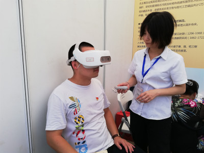 参与者通过VR体验了解陈家祠的“前世今生”.jpg