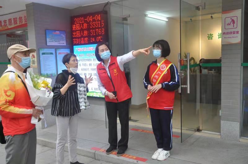 1.党员志愿者为市民游客之路.jpg