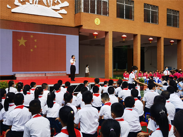 宣讲员宣传国旗国徽国歌和党旗的知识_副本.jpg