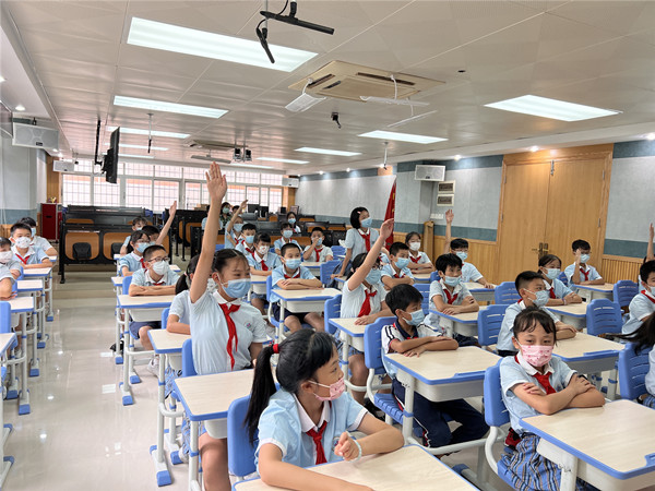 学生积极回答问题_副本.jpg