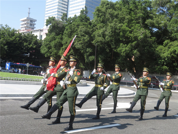 红棉老兵国旗护卫队出旗_副本.jpg